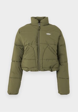 Zastrihnutá olivovo zelená puffr coat s vysokým golierom, predným zipsom a dvojitými prednými vreckami. Obsahuje prešívanú textúru a jemný detail loga.