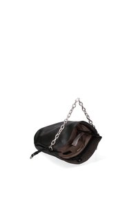 Borsa a tracolla in pelle nera con finitura testurizzata, manico in catena argentata e interno in tessuto morbido. Apertura superiore con tasca interna e zip.