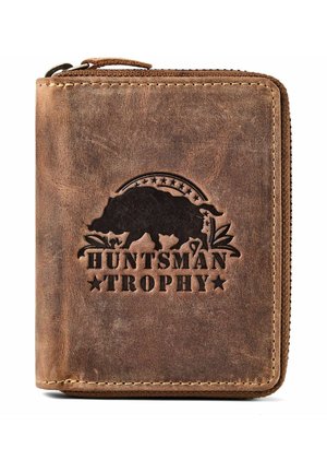 Cartera de cuero marrón con cierre de cremallera, grabada con un jabalí y el texto "HUNTSMAN TROPHY" junto con símbolos de estrellas en la parte frontal.