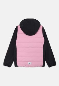 Giacca imbottita con schiena trapuntata rosa e maniche nere. Presenta un cappuccio e un piccolo etichetta con logo vicino al fondo. Texture liscia.