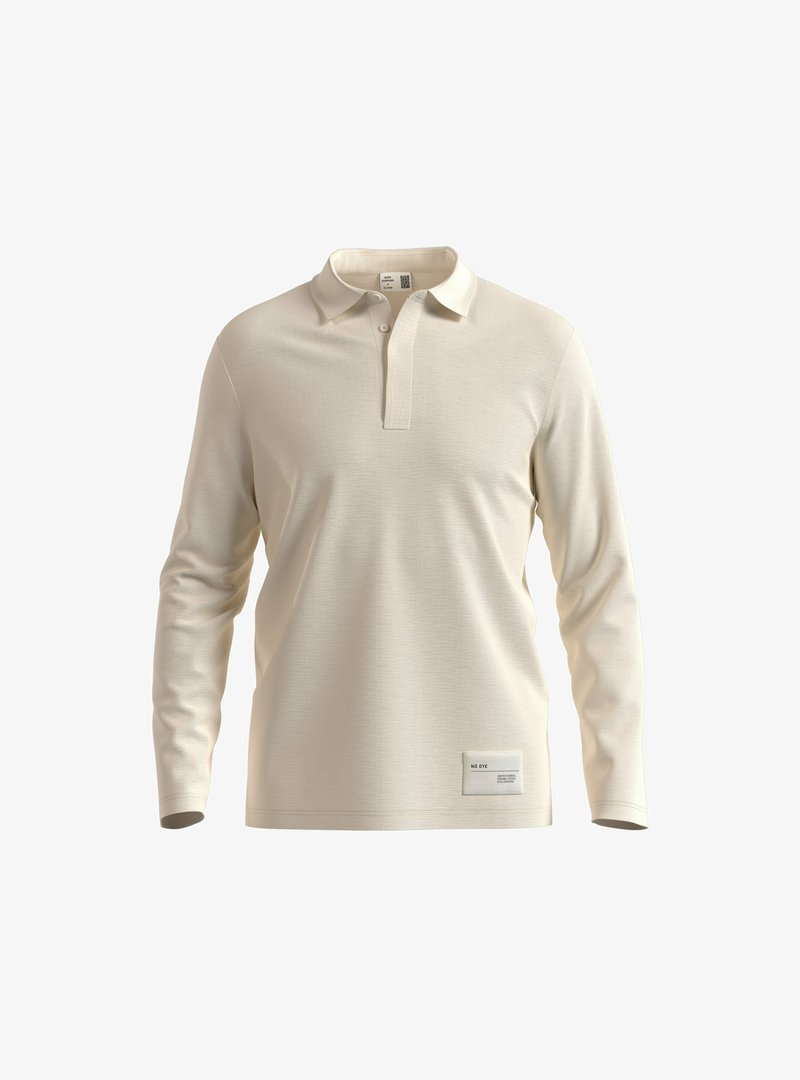 Polo a maniche lunghe in bianco sporco, realizzato in tessuto testurizzato, con un colletto a tre bottoni e un'etichetta rettangolare sul lato sinistro in basso.