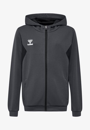 Giacca con cappuccio e zip di colore grigio scuro, con tessuto testurizzato, pannelli laterali neri e logo bianco sul petto. Inclusi due taschini frontali.