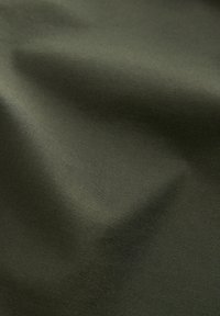 Olijfgroen stof met een gladde textuur, voorzien van subtiele plooien en een consistent weefpatroon, geschikt voor verschillende toepassingen.