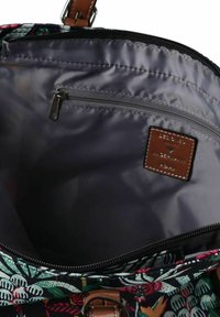 Kleurrijke tas met bloemmotief aan de binnenkant, voorzien van een gladde grijze voering, een ritsvak en een bruine leren merklabel.