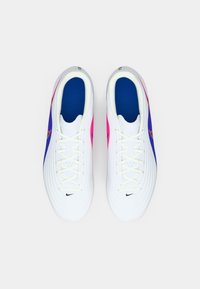 Ζευγάρι λευκών αθλητικών παπουτσιών με μπλε πέλματα, ροζ και μπλε πλευρικές λεπτομέρειες, λευκές χορδές και μικρό μαύρο λογότυπο Nike στην κορυφή.