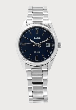 Srebrni Casio ručni sat s crnim brojčanikom, srebrnim oznakama sati, prikazom datuma na 3 sata i metalnom narukvicom sa poveznicama.