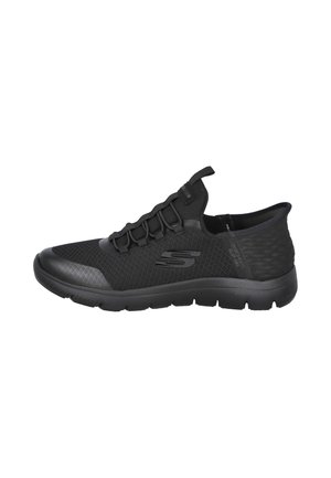 Zapatilla deportiva negra de corte bajo con parte superior de malla, sistema de cordones elásticos y suela acolchada suave, con un logo "S" lateral.