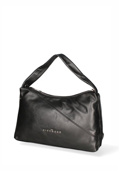 Borsa a spalla in pelle nera con forma curva, dettaglio di cucitura diagonale e chiusura con zip. Presenta una tracolla ampia per un trasporto comodo.