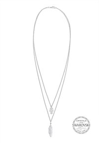 Silberfarbene, mehrschichtige Halskette mit einem Hamsa-Symbol und einem Federanhänger, die eine glatte Textur und ein zartes Kettendesign aufweist.