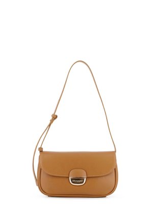 Bolso de hombro de cuero marrón claro con solapa curva y cierre plateado grabado con "Blogger", con una correa ajustable con un nudo lateral.