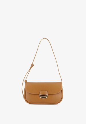 Bolso de hombro de cuero marrón claro con solapa curva y cierre plateado grabado con "Blogger", con una correa ajustable con un nudo lateral.