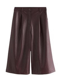 Brune faux læder knæ-lange brede shorts med frontknap, bæltestropper og sidelommer.