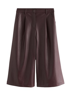 Braune Kunstleder-Knielange Weitbein-Shorts mit vorderem Knopf, Gürtelschlaufen und Seitentaschen.