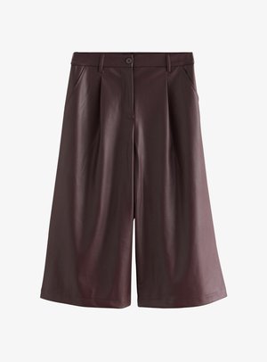 Braune Kunstleder-Knielange Weitbein-Shorts mit vorderem Knopf, Gürtelschlaufen und Seitentaschen.