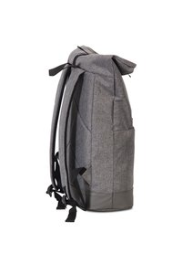 Sac à dos en tissu gris avec un design structuré, des bretelles rembourrées et un fond noir uni. Comprend des poches latérales extérieures et une fermeture à cordon.