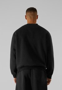 9N1M SENSE ESSENTIAL CREWNECK - Melegítőfelső - black