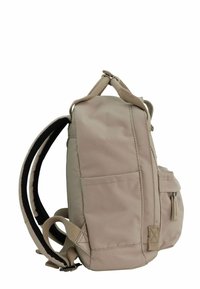 Beige Rucksack mit einer seitlichen Reißverschlusstasche, gepolsterten Trägern und einem strukturierten Stoff. Kompakte Form mit verstärkten Nähdetails.