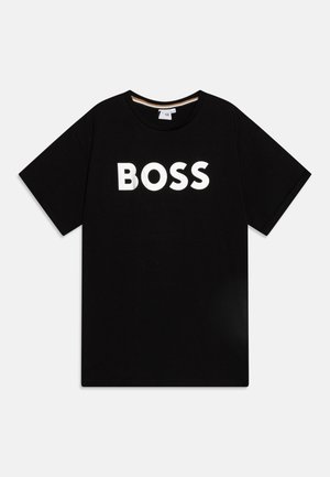 Camiseta de algodón negra con un gráfico audaz en blanco que dice "BOSS" en el frente, con cuello redondo y mangas cortas, diseño sencillo.