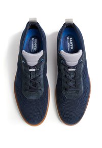 Baskets en mesh bleu marine avec accents en daim, langue grise et lacets noirs. Semelle en caoutchouc avec bordure marron clair. Design ventilé pour une meilleure respirabilité.