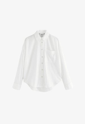 Hvid langærmet skjorte lavet af et let stof, med knaplukning foran, klassisk krave og en enkelt brystlomme.