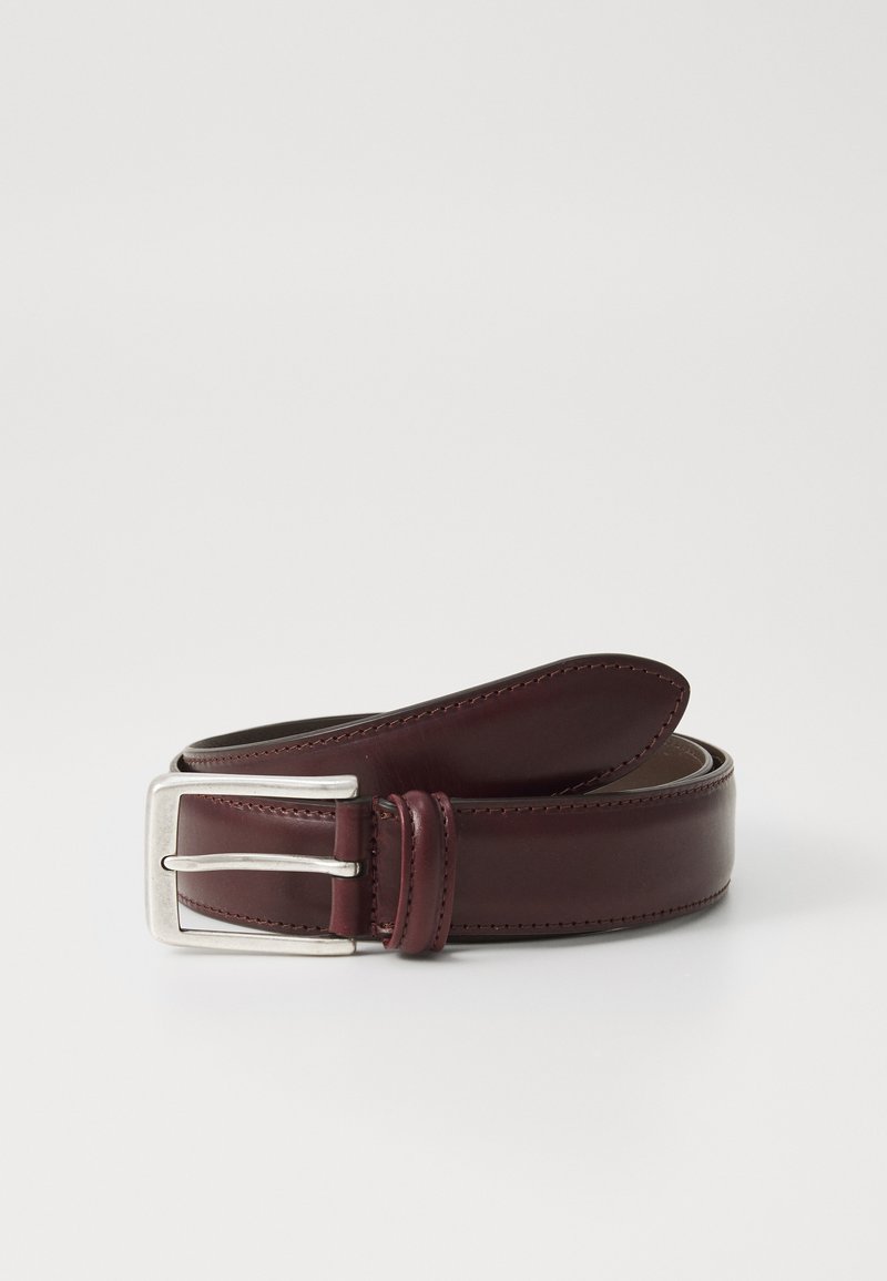 Cinturón de cuero burdeos con una hebilla rectangular plateada, con bordes cosidos y una textura suave, diseñado para la durabilidad y el estilo.