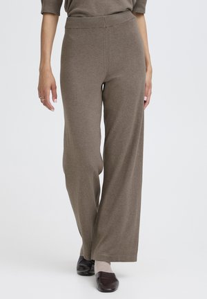 Pantaloni evazați dintr-un material tricotat moale, de culoare maro, cu talie dublată. textură netedă și design pe toată lungimea. Purtați cu încălțăminte închisă și șosete deschise.