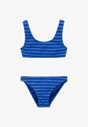 Ensemble de bikini à rayures bleues comprenant un haut à encolure dégagée et un bas taille basse, confectionné dans un tissu doux et texturé avec une finition lisse.