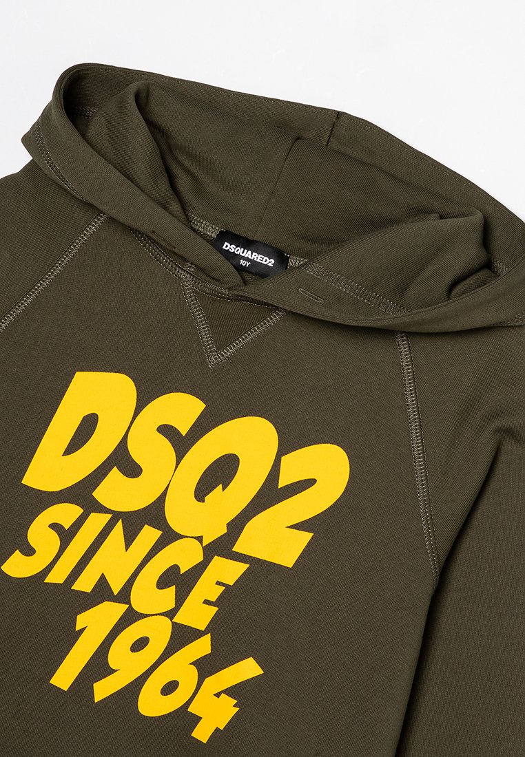 Olivegrüner Kapuzenpullover aus weichem Stoff, mit auffälligem gelbem Grafiktext "DSQ2 SINCE 1964." Hat eine Zugkordelkapuze und gestickte Nähte.