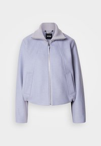 Veste zippée violet clair avec col montant, manches longues, deux poches latérales et une étiquette visible de la marque BOSS à l’intérieur du col.