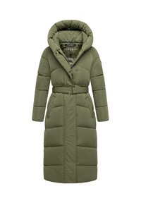 Cappotto imbottito lungo di colore verde oliva con cappuccio, vita fascettata e texture trapuntata. Presenta chiusura con zip e tasche laterali.