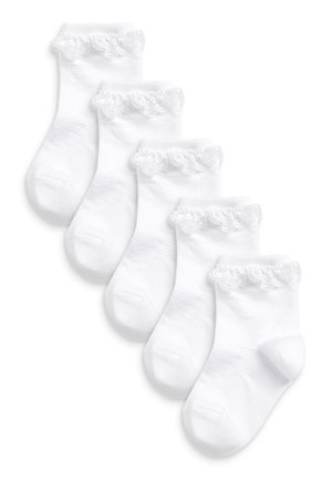 Weiße Knöchelsocken mit einer Spitzenruffle-Borte oben. Hergestellt aus weichem Material mit glatter Textur und klassischem Design. Set aus fünf Paaren.