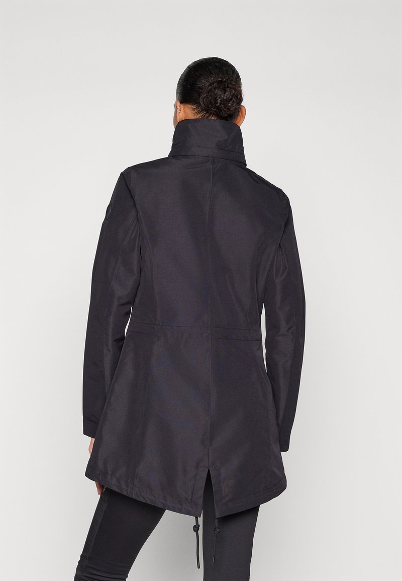 Czarny wodoodporny płaszcz z wysokim kołnierzem, długimi rękawami i dopasowaną talią. Posiada wentylowane plecy oraz regulowane sznurki u dołu.