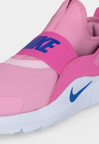 Ροζ αθλητικό παπούτσι Nike slip-on με μπλε λογότυπο σε ελαστική ταινία και άσπρη σόλα με μπλε σχέδιο Nike swoosh.