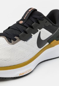 Nike Performance STRUCTURE 25 - Løpesko for vei - summit white/black/platinum tint/bronzine/amber brown/white