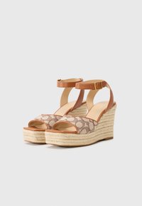 Sandale cu toc wedge, cu bretele din piele bej la gleznă și un superior din material decorativ cu un model subtil. Bază din jute îmbrăcată.