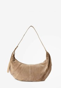 Sac en daim de couleur brun clair, de forme en croissant, avec une base plate, un design asymétrique et une seule longue sangle pour un transport facile.