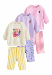 Cuatro conjuntos de ropa para niños: sudaderas en color crema, lila y rosa; pantalones cortos con rayas amarillas, puntos morados y rayas rosas. Distintos diseños.
