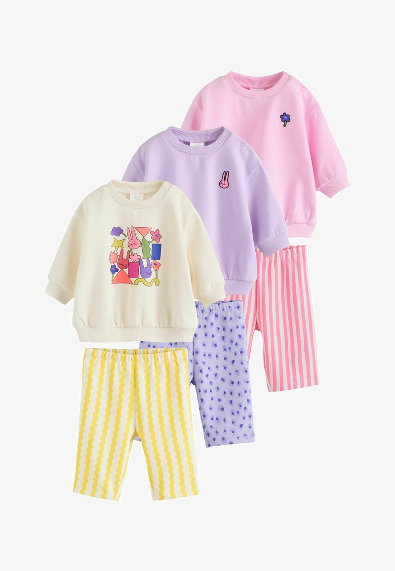 Cuatro conjuntos de ropa para niños: sudaderas en color crema, lila y rosa; pantalones cortos con rayas amarillas, puntos morados y rayas rosas. Distintos diseños.