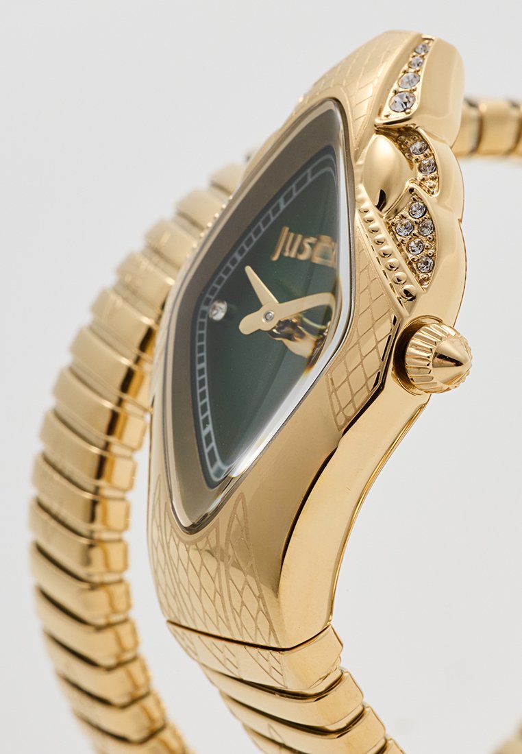 Montre-bracelet dorée avec un cadran vert, accents en diamant uniques sur la lunette, boîtier texturé et bracelet en métal flexible.
