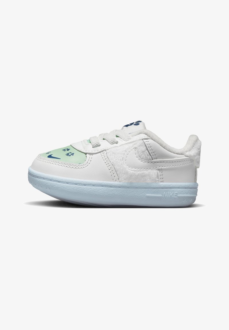 Basket bébé blanche et bleu clair avec motif d'empreinte de patte sur le bout, doublure du col duveteuse et logo Nike Swoosh sur le côté et la semelle.