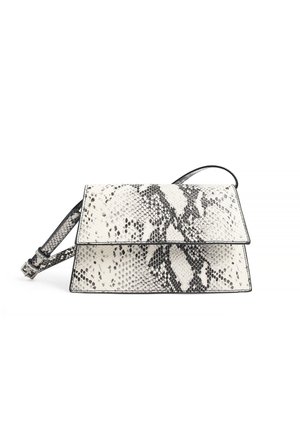 Borsa con stampa di pelle di serpente in bianco e nero. Design strutturato con chiusura a patta e tracolla regolabile. Texture liscia con elementi lucidi.