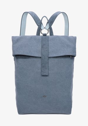 Niebieski plecak z tkaniny z klapą, akcentami w postaci teksturowanych pasków i subtelnym logo na dole. Gładka podszewka wewnętrzna.