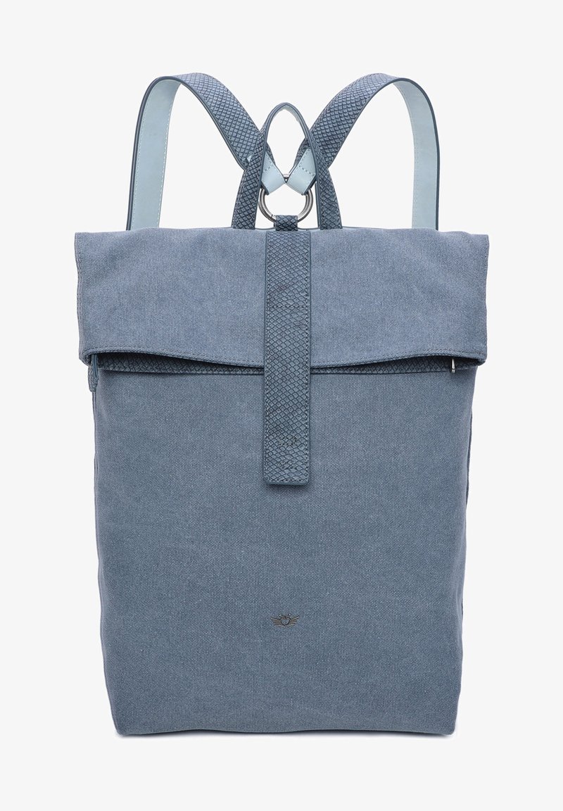 Niebieski plecak z tkaniny z klapą, akcentami w postaci teksturowanych pasków i subtelnym logo na dole. Gładka podszewka wewnętrzna.