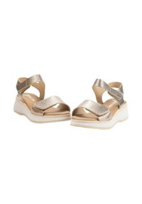 Sandalias de plataforma metálicas doradas con tiras entrecruzadas y un acabado texturizado. Plantilla suave con una suela blanca y un interior neutro.