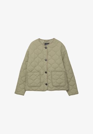Wytłaczana oliwkowa zielona kurtka z okrągłym dekoltem, czarnymi guzikami, dwiema przednimi kieszeniami oraz teksturowanym wzorem. Prosty fason z kontrastowym wykończeniem.