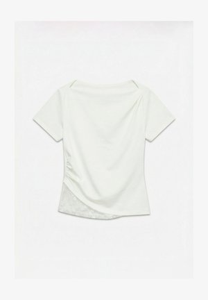 Valge naiste lühikeste varrukatega topp asümmeetrilise äärega, kerge voldistus ühelt poolt ja pitsdetail alumises vasakus seljaosas.