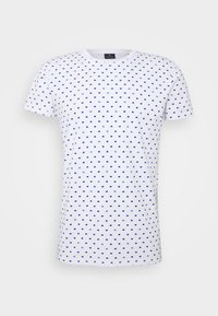Camiseta de manga corta blanca con un patrón repetido en azul de pequeños iconos de banderas y el texto "AIX" en toda la tela.