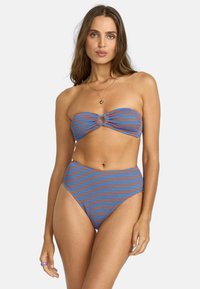Completo bikini a righe blu e arancioni, con un top bandeau e centro annodato e un fondo a vita alta. Tessuto testurizzato.