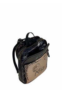 Mochila negra y marrón con un diseño gráfico, compartimentos dobles con cremallera, un asa principal y acentos de hardware decorativos.