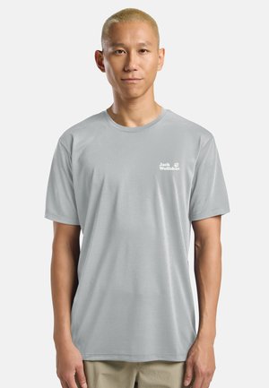 Hellgraues T-Shirt mit kurzen Ärmeln aus glattem Stoff, mit einem einfachen Rundhalsausschnitt und einem kleinen weißen Logo auf der linken Brustseite.